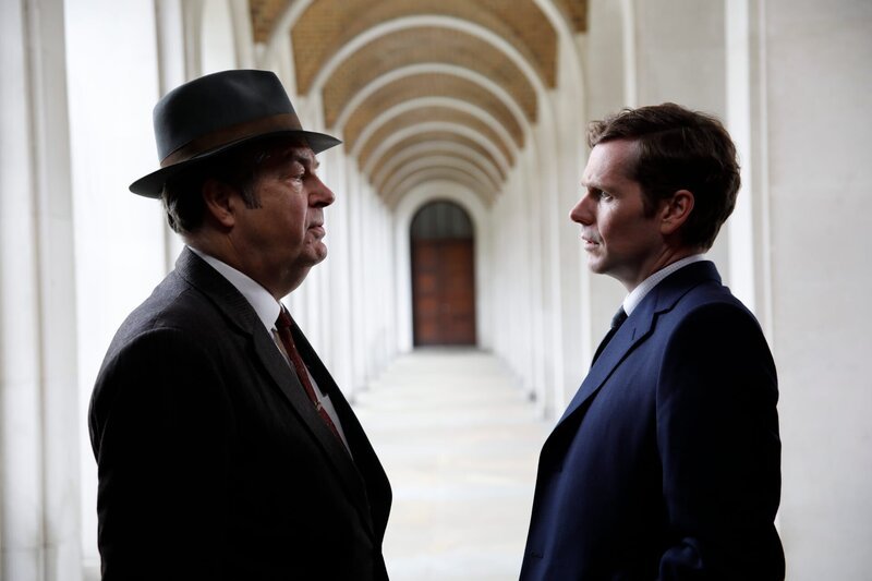 Fred Thursday (Roger Allam, l.) und sein junger Kollege Inspektor Morse (Shaun Evans, r.) stehen im engen Austausch, um die Ermittlungen im Mordfall voranzutreiben und den Täter ausfindig zu machen. – Bild: ZDF und ITV.