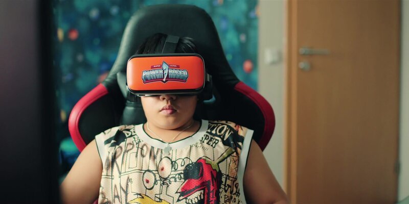 Rocco (Hoang Minh Ha) betritt mit seiner VR-Brille die virtuelle Vernissage von Maris Bruder Brian im Metaverse. – Bild: ZDF und Tilo Hauke./​Tilo Hauke