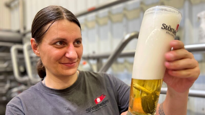 Als zweite Braumeisterin der Störtebeker-Braumanufaktur sorgt Juliane Eiser aus Finsterwalde dafür das jede der zahlreichen Biersorten auch immer gleichbleibend so schmeckt, wie die Kunden es kennen und lieben. – Bild: NDR/​Clip Film
