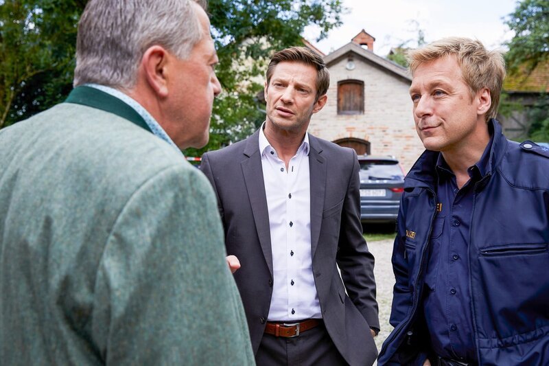 Die Kommissare Hofer (Joseph Hannesschläger, l.) und Hansen (Igor Jeftic, M.) sprechen mit Polizist Mohr (Max Müller, r.) über den Tathergang. – Bild: ORF/​ZDF/​Bojan Ritan
