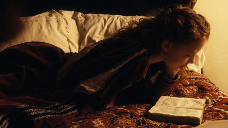 Die spätere Queen Elizabeth liest ein Buch in ihrem Bett. – Bild: ZDF und Martin Christ