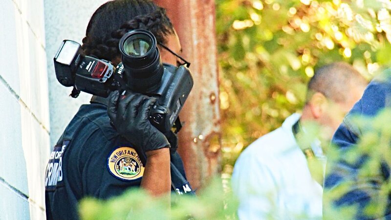 Die Polizistin hält eine Kamera in ihrer Hand – Bild: boxftp Unit /​ © Crime + Investigation /​ A+E Networks