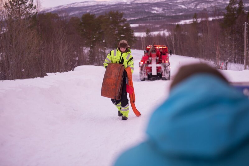 FINNSNES, Norway – Kevin, tow trucker, carrying equipment. – Bild: National Geographic Channels