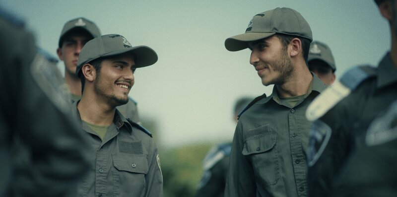 Kobi (Ido Elieli, l.) und Avi (Ben Sultan, r.) freuen sich über den erfolgreichen Abschluss ihrer Ausbildung beim Grenzschutz. – Bild: ZDF und Ran Mendelson.