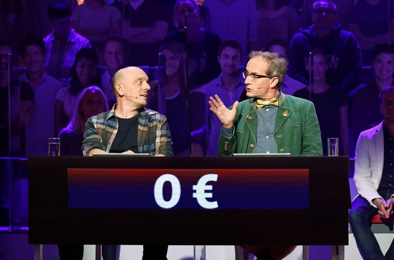 Rateteam-Kapitän Bernhard Hoëcker (l.) und der Komiker und Musiker Wigald Boning (r.) bilden ein Rateteam. – Bild: ARD/​Morris Mac Matzen