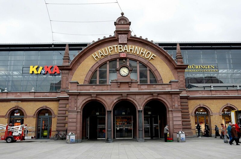 Der Erfurter Hauptbahnhof ist seit 170 Jahren nicht nur Ausgangs- und Endpunkt unstillbarer Sehnsucht sondern auch ein Ort stetiger Veränderung. (Foto aus 2008) – Bild: MDR/​Mario Gentzel