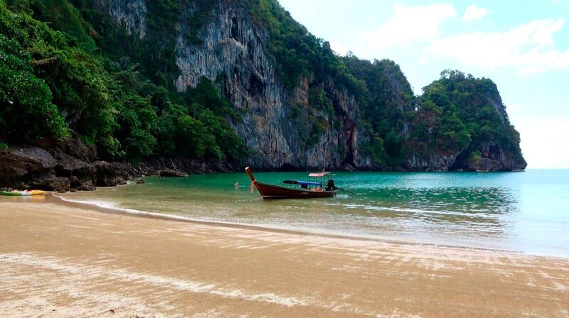Thailands Südwesten besticht mit einer faszinierenden Inselwelt: Ausgedehnte Sandstrände, versteckte Buchten und kristallklares Wasser locken Urlauber aus dem In- und Ausland. – Bild: phoenix/​ZDF