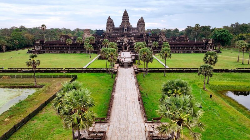 Die Tempelanlage von Angkor Wat aus dem 12. Jahrhundert ist das Wahrzeichen Kambodschas. – Bild: phoenix/​ZDF/​Ananda Pictures/​Interscoop