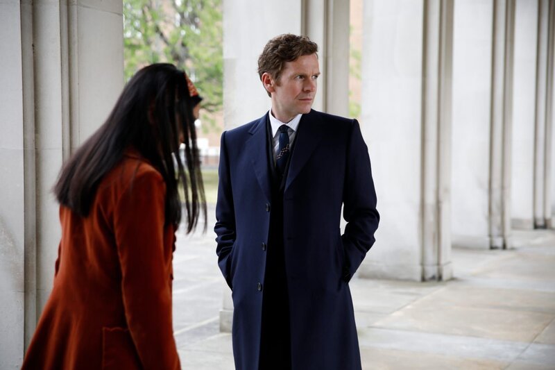 Die Gastsolistin Christina Poole (Kirstin Louie) sucht verlegen Inspektor Morse (Shaun Evans) auf, um ihn um Rat zu bitten. Schnell wird deutlich, dass sie vielleicht wichtige Informationen für sich behalten hat, die für den Fortgang der Ermittlungen von Relevanz sein könnten. – Bild: ZDF und ITV.