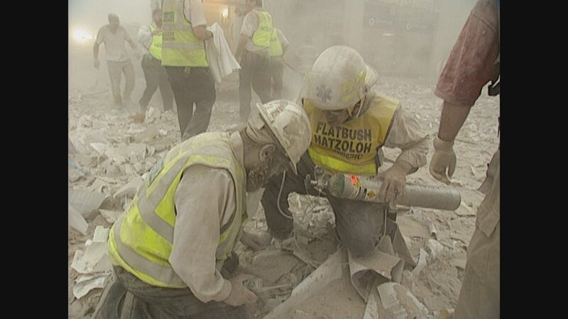 Two Hatzoloh paramedics in the aftermath of the collapse. (WDR Media Group) – Bild: WDR Media Group /​ WDR Media Group