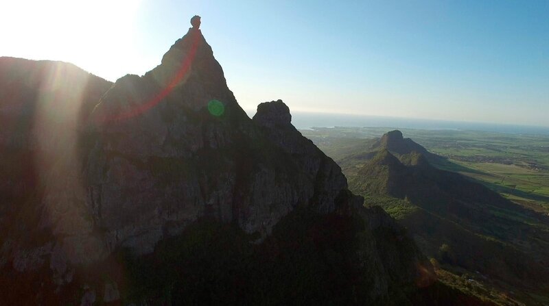 Blick auf den Berg Pieter Both, benannt nach dem ersten Generalgouverneur Pieter Both von Niederländisch-Ostindien. Der Berg ist eine der landschaftlichen Sehenswürdigkeiten auf Mauritius. Es sieht so aus, als balanciere der Berg einen ballförmigen Stein auf seiner Spitze. – Bild: ZDF und HR.