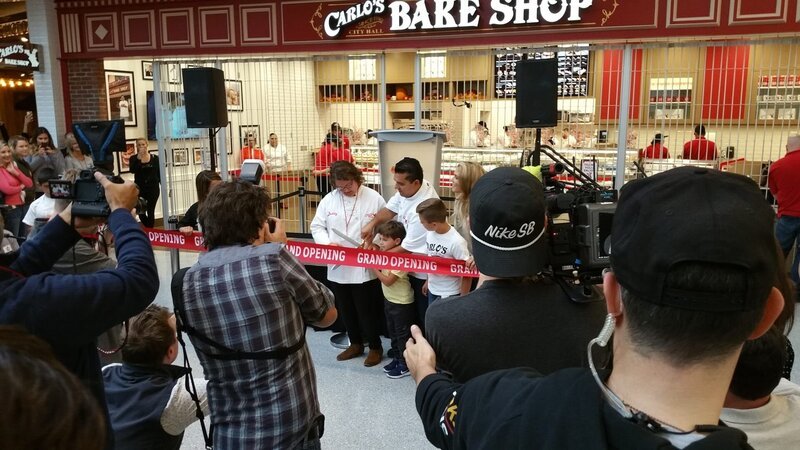 Ribbon cutting ceremony at bakery opening. – Bild: International Networks /​ Discovery Communications