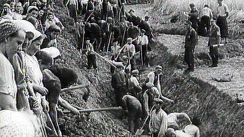 Die Dokumentation folgt den blutigen Spuren dieser Endphaseverbrechen, in denen der menschenverachtende Wahn des Nazismus ein letztes Mal grausam wütete. – Bild: ZDF und ORF/Pammer Film. Die Dokumentation folgt den blutigen Spuren dieser Endphaseverbrechen, in denen der menschenverachtende Wahn des Nazismus ein letztes Mal grausam wütete. – Bild: ZDF und ORF/Pammer Film.