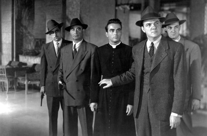 Zum Schweigen verurteilt – Bild: Warner Bros. Pictures /​ Kriminalkommissar Larrue (Karl Malden, vo.re.) hält Pfarrer Michael Logan (Montgomery Clift, Mi.) zurück, während bewaffnete Polizisten bereitstehen.
