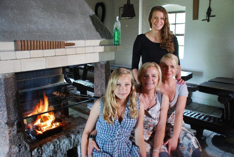 In der „Stara Kuznia“ („Alte Schmiede“) bei Milki servieren Marta Wasiakowska und ihre drei Töchter masurische Köstlichkeiten. – Bild: ZDF und Martin Pfl¸ger.