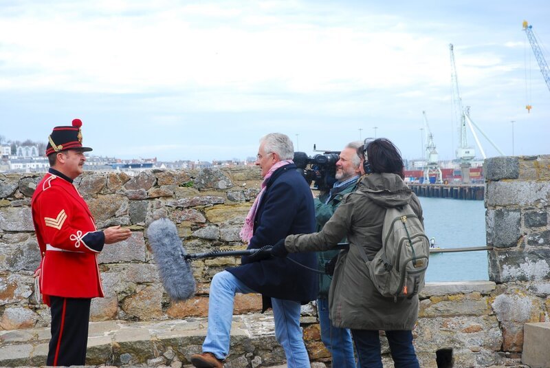 ZDF-Korrespondent Alexander von Sobeck im Gespräch mit einem Soldaten auf der Festung St. Peter Port in Guernsey. – Bild: ZDF und Cornelia Laqua