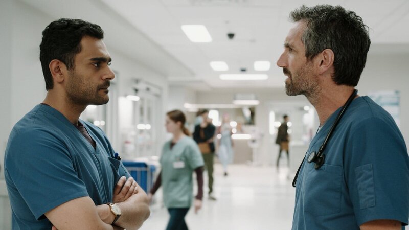 Transplant – Ein besonderer Notarzt Staffel 3 Folge 8 Diskussion unter Kollegen: Hamza Haq als Bashir Hamed, Gord Rand als Mark Novak Copyright: SRF/​NBC – Bild: SRF/​NBC