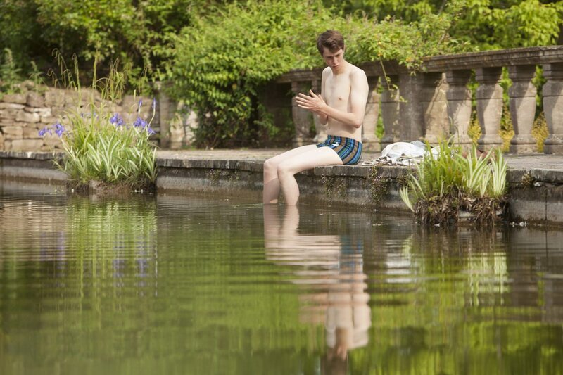 Jago Pryde (Angus Imrie) geht eine Runde schwimmen im Schloss-eigenen Swimming Pool. – Bild: ZDF und Gary Moyes./​Gary Moyes