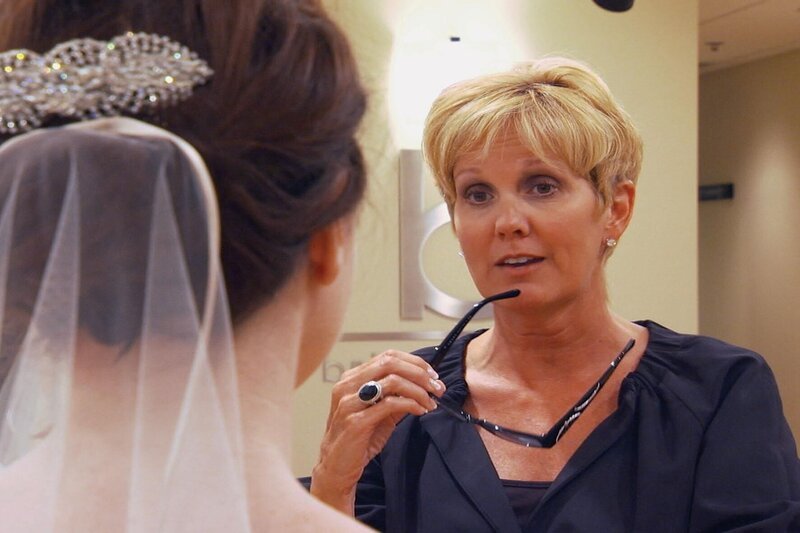 Lori Allen (r.) hilft ihren Kundinnen bei der Auswahl des perfekten Hochzeitskleides … – Bild: TLC & Discovery Communications Lizenzbild frei