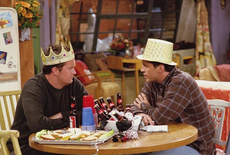 Chandler (Matthew Perry, l.) und Joey (Matt LeBlanc, r.) warten auf die Stripperin, die Monica engagiert hat … – Bild: ProSieben