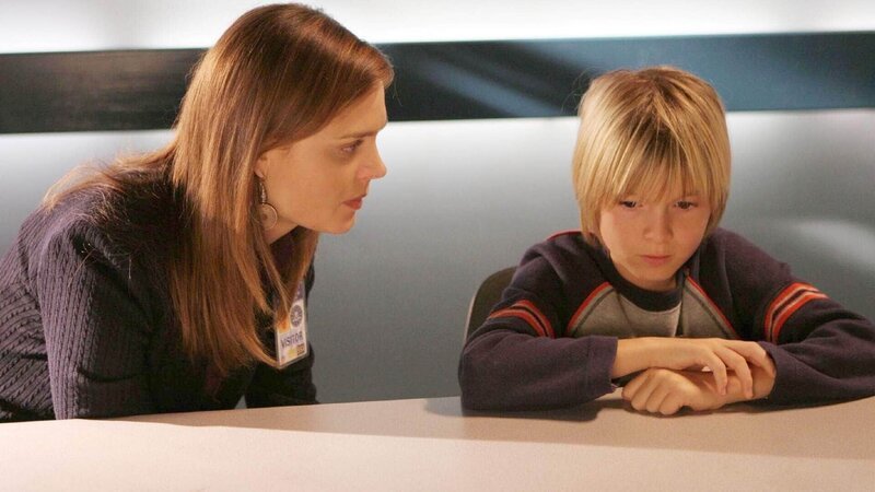 Dr. Brennan (Emily Deschanel) versucht mit dem kleinen Shawn (Paul Butcher) über das Verschwinden seines Brudes zu sprechen. – Bild: TVNOW /​ FOX