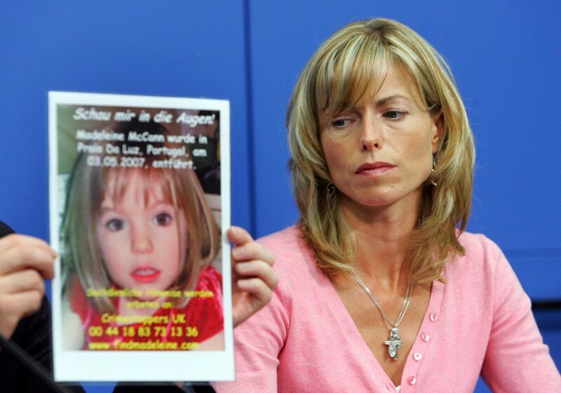 BERLIN – JUNE 06: Kate Mc Cann, the mother of the missing 4-year-old British girl Madeleine McCann looks at a poster showing her missing daughter during a press conference on June 6, 2007 in Berlin, Germany. Kate and her husband Gerry are in Berlin to spread the word in the search for their missing duaghter Madeleine who disappeared from their holiday apartment in Praia da Luz, Portugal on May 3, 2007. (Photo by Miguel Villagran/​Getty Images) – Bild: Miguel Villagran /​ Getty Images /​ Getty Images Europe /​ 2007 Getty Images