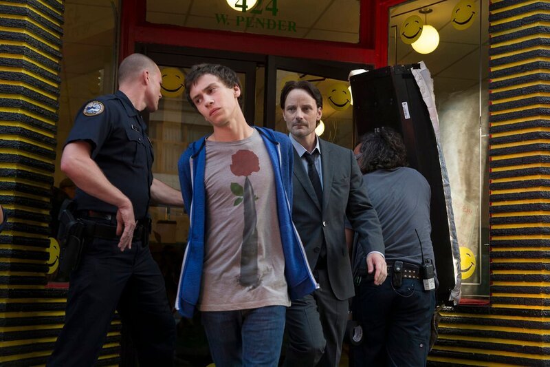 Der junge Hacker Daniel (Keir Gilchrist) wird von Max Hollis (Ryan Robbins) festgenommen. – Bild: TMG