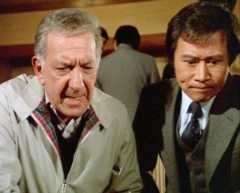 Quincy (Jack Klugman, l.) und Nishimura (John Fujioka) ermitteln gemeinsam gegen die japanische Mafia. – Bild: RTLup