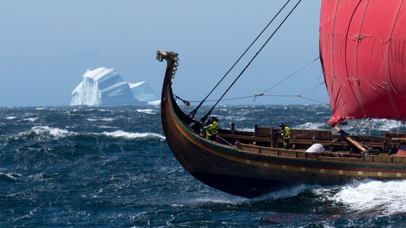 Die Besatzung eines Wikingerschiffs segelt durch raue Meere – Bild: Viking Nilsson/​Thos Robinson/​Thos Robinson