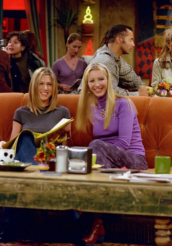 Schadenfreude: Rachel (Jennifer Aniston, l.) und Phoebe (Lisa Kudrow, r.) freuen sich sehr darüber, dass die Verlobung von Phoebes Schwester geplatzt ist … – Bild: Warner Bros Entertainment Inc. All rights reserved. Lizenzbild frei