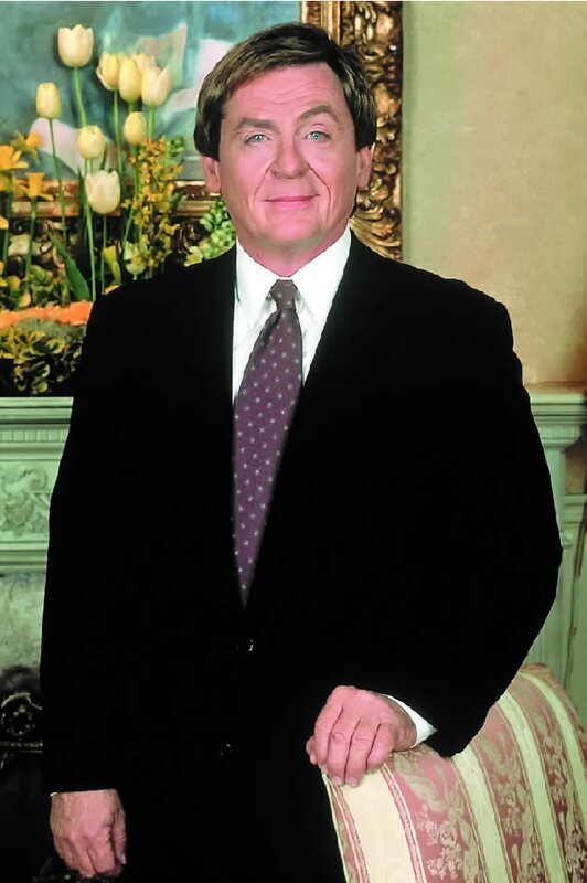 Butler Niles (Daniel Davis). – Bild: RTLup