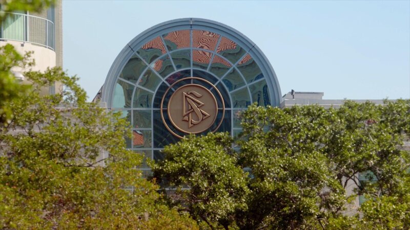 Scientology Symbol +++ Die Verwendung des sendungsbezogenen Materials ist nur mit dem Hinweis und Verlinkung auf RTL+ gestattet. +++ – Bild: RTL /​ JT FR3 Lyon /​ INA