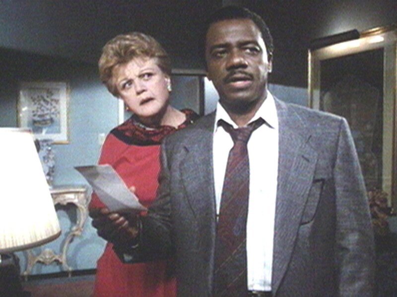 Jessica (Angela Lansbury) versucht gemeinsam mit Lt. Gowens (Harrison Page) einen Mord aufzuklären. – Bild: Warner TV Serie