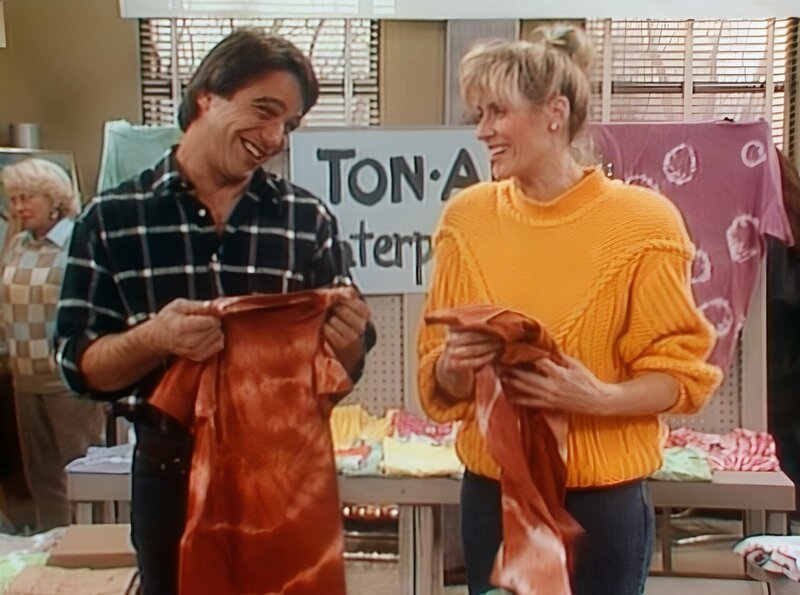 Um die Haushaltskasse aufzubessern, verkaufen Angela (Judith Light, r.) und Tony (Tony Danza, l.) T-Shirts auf einem Flohmarkt. – Bild: Columbia
