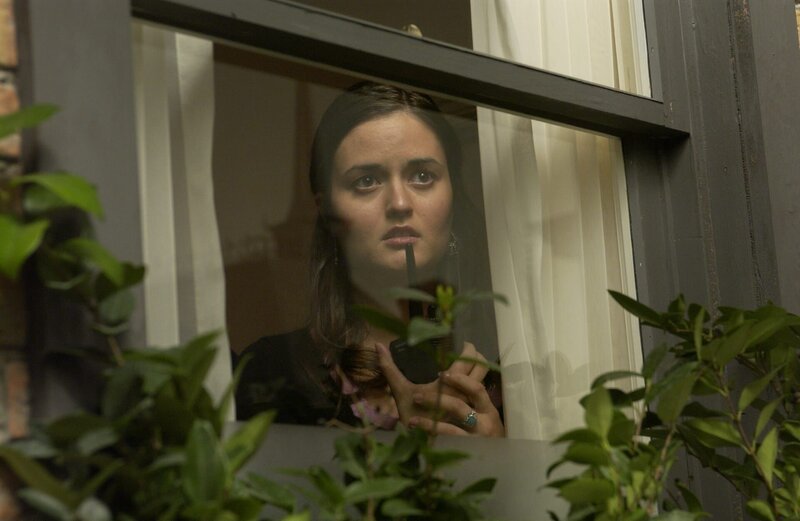 Erin Kendall (Dianca McKellar), eine junge M.I.T.-Absolventin, behauptet nachts einen Mord im Haus gegenüber beobachtet zu haben. Doch entspricht das der Wahrheit? – Bild: CBS Television Lizenzbild frei