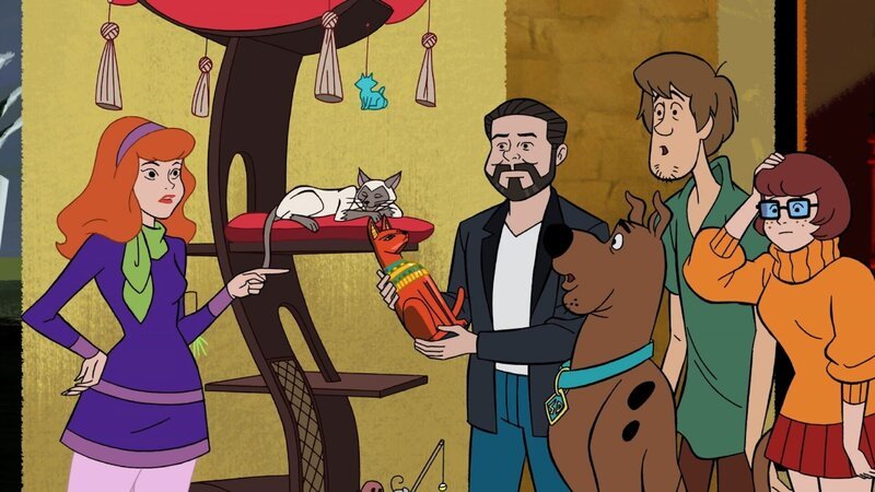 Ricky Gervais braucht die Hilfe von Scooby-Doo und der Gang mit einer ägyptischen Katzenstatue, die verflucht zu sein scheint. – Bild: & ™ Warner Bros. Entertainment Inc.