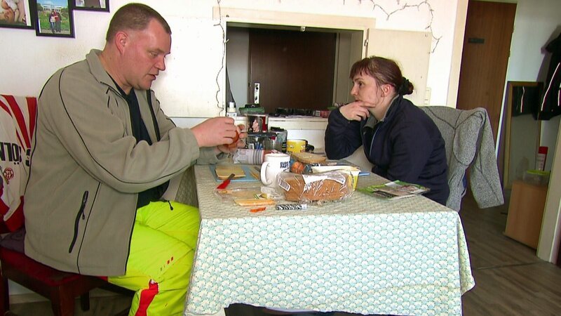 Der Haussegen hängt mal wieder schief: Willi und Carola haben keinen Strom mehr und die Zwangsräumung droht. – Bild: RTL Zwei