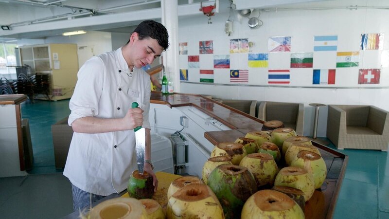 Praktikant Liam öffnet die Kokosnüsse. +++ – Bild: RTL /​ Folge 1
