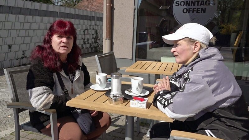 Petra (li.) und ihre Halbschwester Christine (re.) treffen sich auf eine Tasse Kaffee – Bild: RTL Zwei