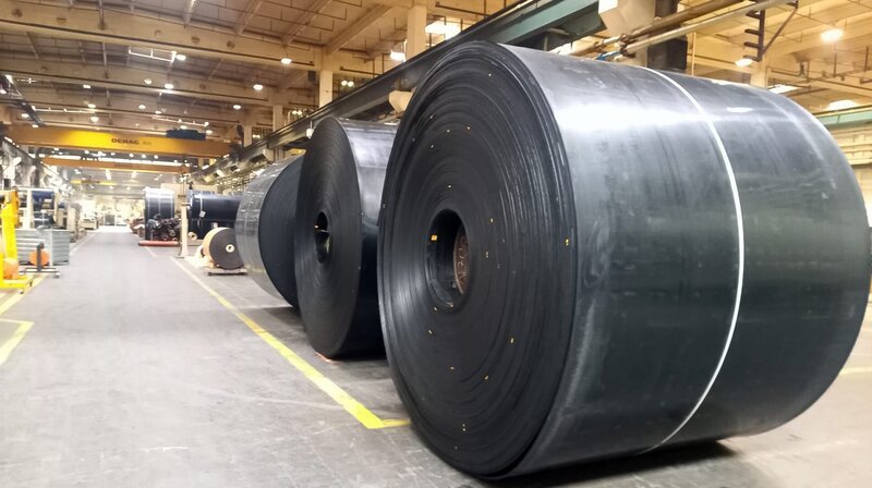 Bis zu 60 Tonnen schwere Förderband-Rollen werden im niedersächsischen Northeim für den Weltmarkt produziert. – Bild: NDR/​Thomas Karp