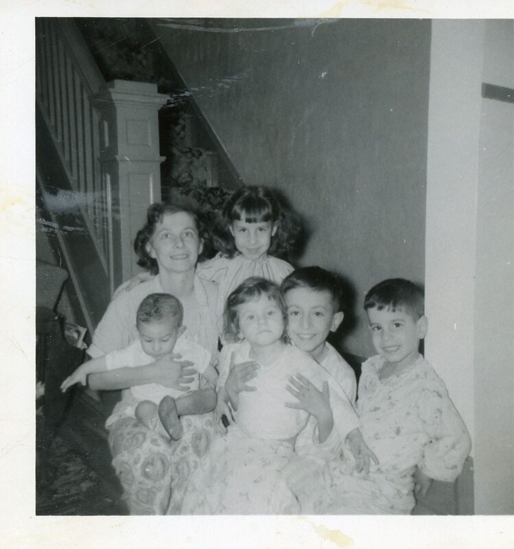1956 CW Mary Chiverella hält David, Carmen Marie, Barry, Ronald hält Marise – Bild: Peninsula Television 2023 /​ Crime + Investigation
