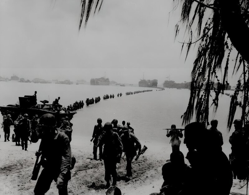 Laudansky, Saipan – Army reinforcements disembarking from LST’s form a graceful curve as they proceed across coral reef toward the beach. – Bild: NGC /​ US Military