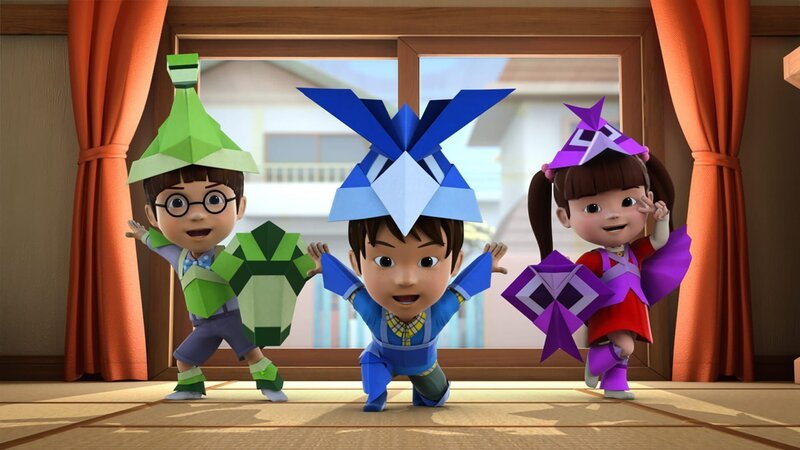 Die Kinder basteln sich Origamikostüme. – Bild: KiKA/​FunnyFlux/​QianQi/​EBS/​CJ E&M