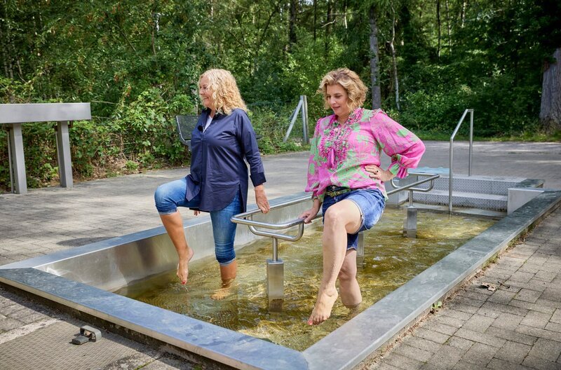 Bettina Tietjen und Elena Uhlig beim morgendlichen Kneippbad. – Bild: NDR/​Daniel Wolke