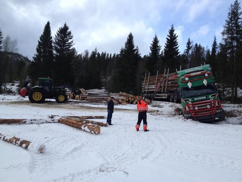 Ein Holztransporter ist beim Beladen von Holz von der Fahrbahn abgekommen. – Bild: ITV Studios Norway /​ National Geographic Channels