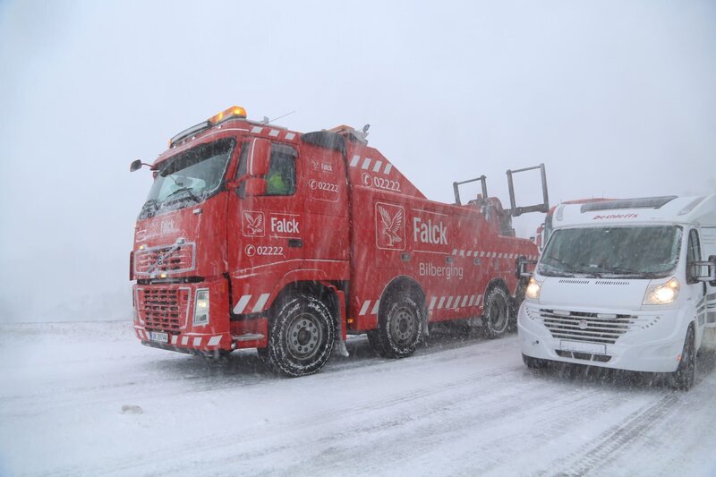 Thords Paulsen big rescue truck standing next to a RV. – Bild: National Geographic