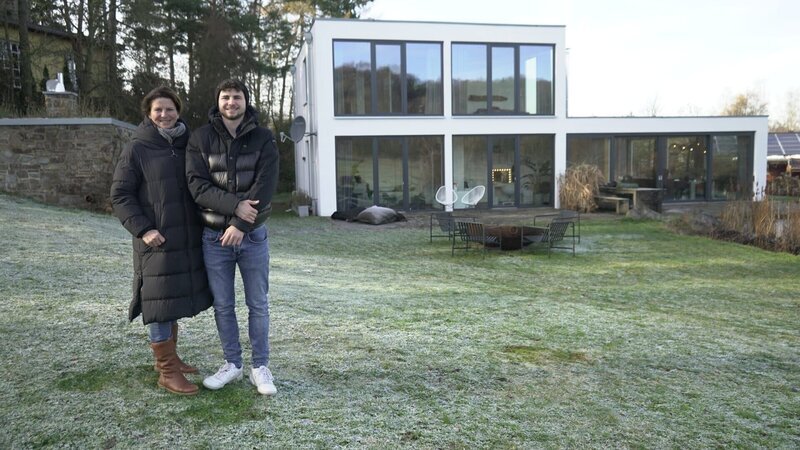 Nicole und Roman wohnen in Bad Münstereifel, wo sie ihr Traumhaus gebaut haben. – Bild: ZDF und Nils Ockelmann./​Nils Ockelmann
