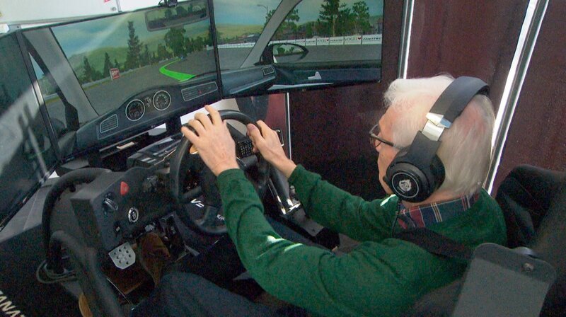 Jürgen übt erstmal am Simulator Kurvenfahren – Bild: NDR/​Seelmannfilm