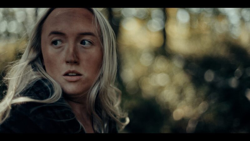 Nachbildung von Yde Girl, die durch den Wald läuft. (2023 MOORLEICHEN STAFFEL EINS INKL.) – Bild: 2023 BOG PEOPLE SEASON ONE INC.