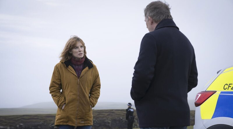 Rachel Cairns (Shauna Macdonald, li.), die Mutter des vermissten Connor, möchte die Suche nach ihrem Sohn selbst in die Hand nehmen. – Bild: ITV Studios Global